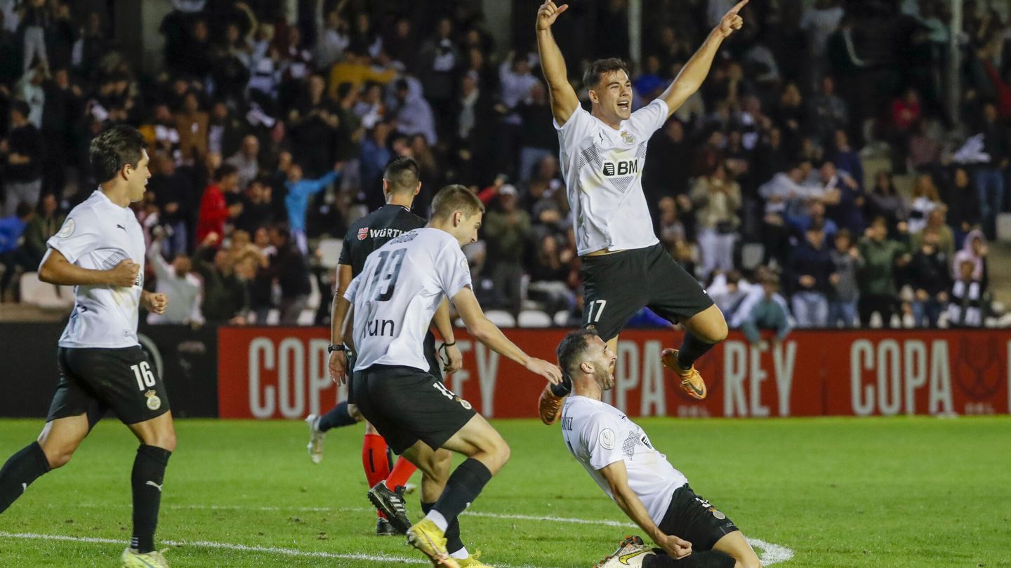 Los jugadores del Real Unión celebran el segundo gol del equipo vasco. (EFE/Juan Herrero)