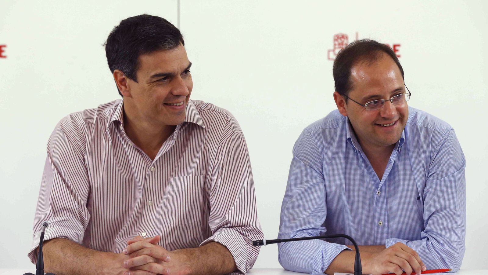 Foto: Pedro Sánchez y su número dos, César Luena, durante la reunión de la ejecutiva federal del PSOE de este 27 de junio en Ferraz. (EFE)