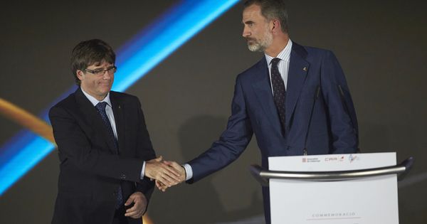 Foto: El rey Felipe VI y el presidente de la Generalitat, Carles Puigdemont. (EFE)