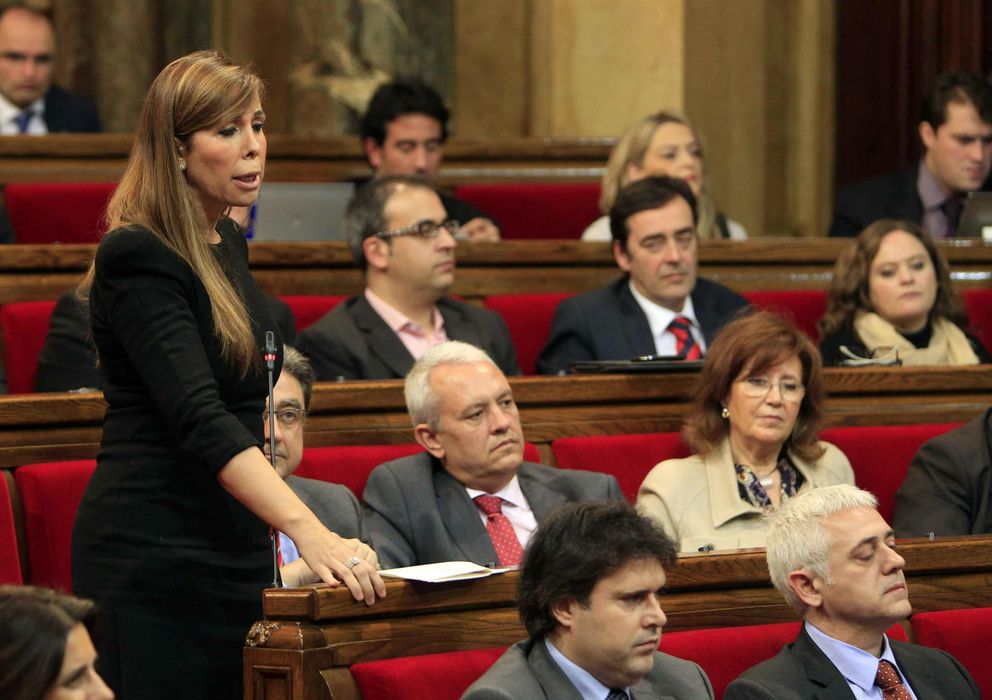 Foto: La líder del PPC, Alicia Sánchez-Camacho (de pie) en el Parlament catalán (Efe)