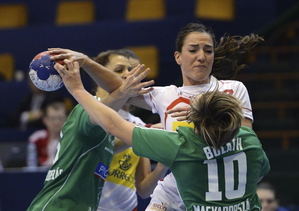 Foto: Las jugadoras húngaras dejaron pocas opciones a las españolas (Efe).