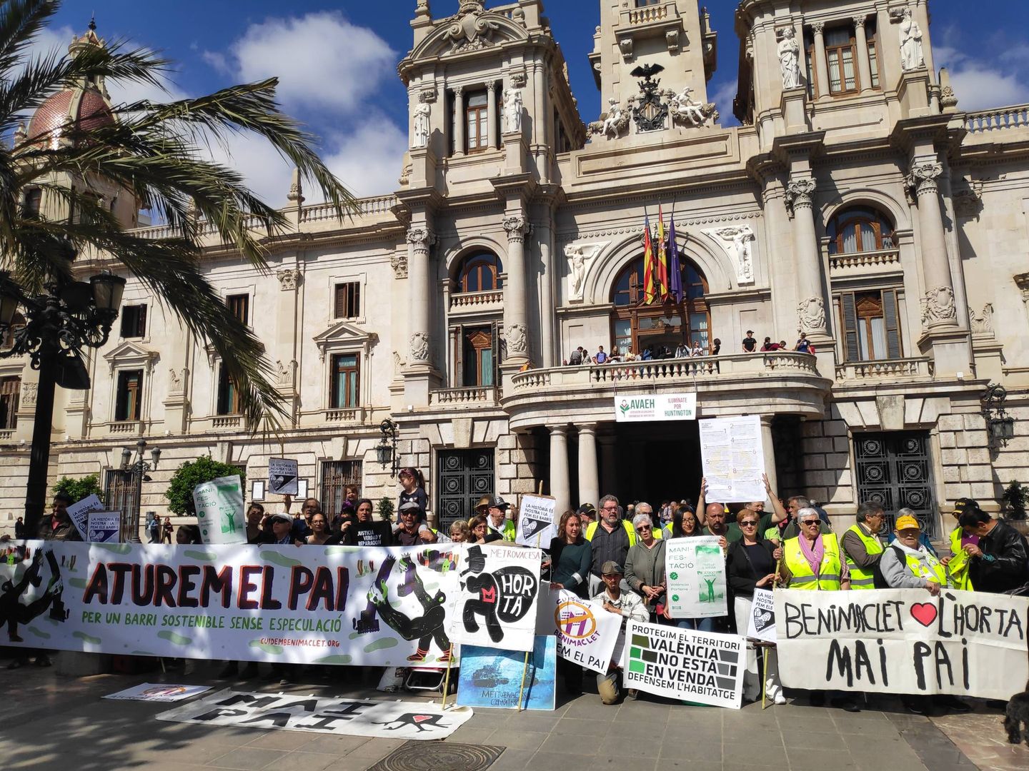 Concentración contra el PAI de Benimaclet frente al Ayuntamiento de Valencia.