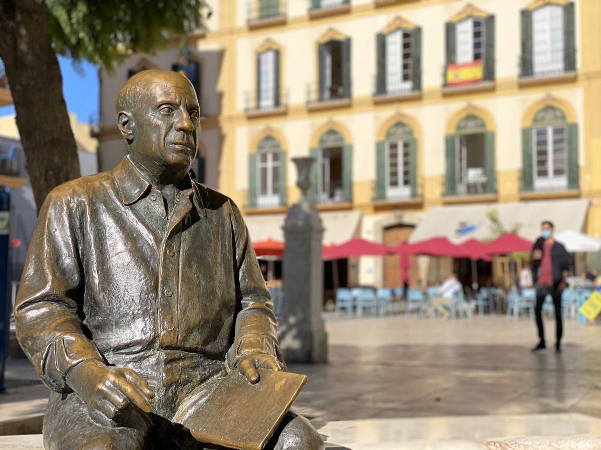 Foto: La estatuta de Picasso preside la Plaza de la Merced de Málaga. Detrás se observa la Casa-Natal del artista, donde nació en octubre de 1881. (Agustín Rivera)
