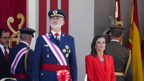 La reina Letizia y su inusual look en el desfile de las Fuerzas Armadas: traje rojo y bambas