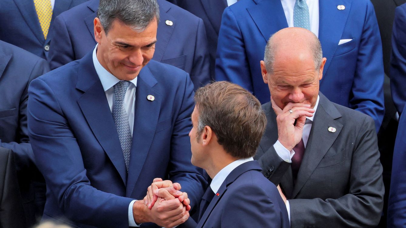 Foto: El presidente del Gobierno, Pedro Sánchez, el presidente francés, Emmanuel Macron, y el canciller alemán, Olaf Scholz. (Reuters/Denis Balibouse)