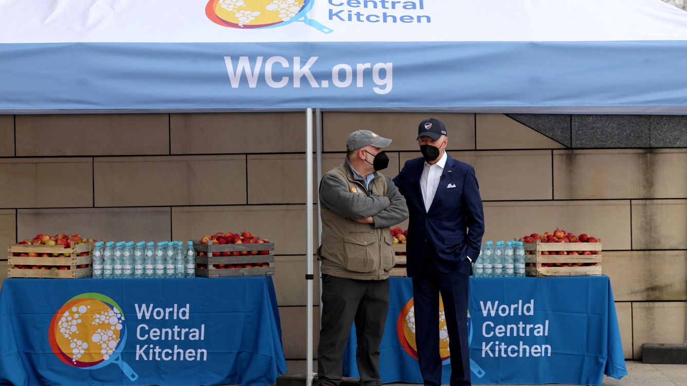 Foto: El presidente de EEUU, Joe Biden, habla con el chef José Andrés de World Central Kitchen mientras visita a los refugiados ucranianos en el Estadio Nacional PGE. (Reuters/Archivo/Evelyn Hockstein)