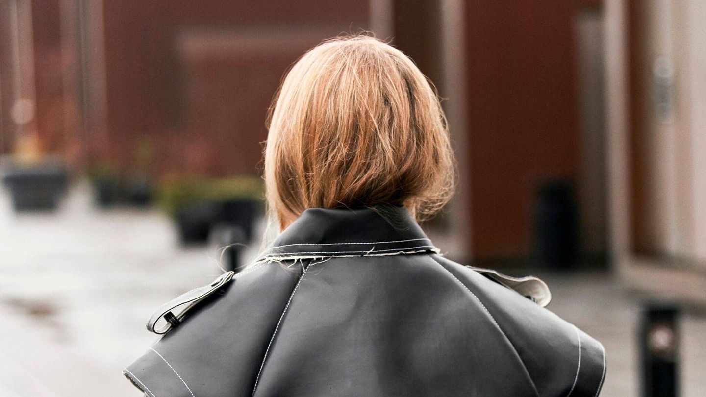 El street style de Dinamarca nos ha dejado clara la tendencia de cubrir el cabello con el abrigo. (Imaxtree)