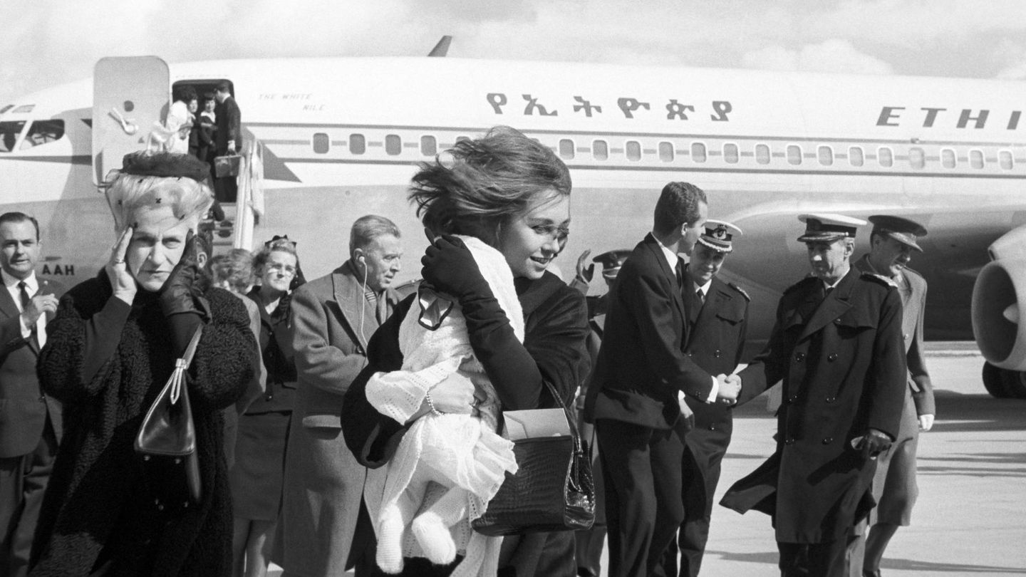 La reina Sofía con su hija Elena en brazos, en 1964. (EFE)