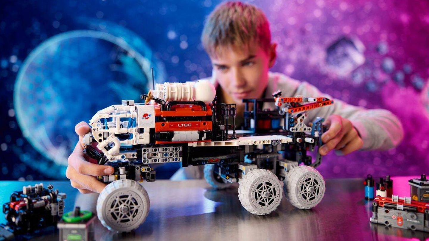 Mars Crew Exploration Rover. (Lego)
