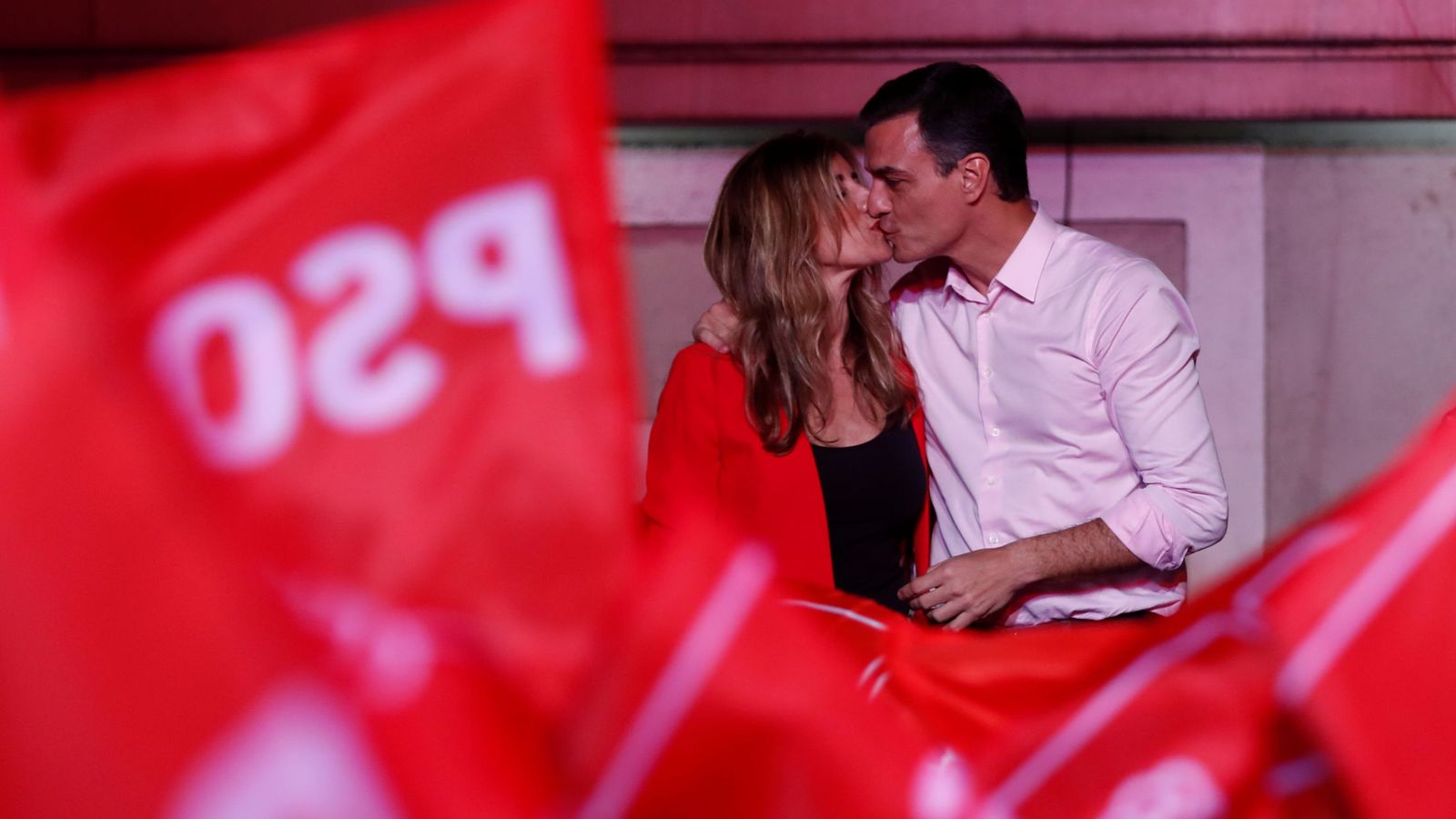 Foto: Pedro Sánchez besa a su mujer, Begoña Gómez, en la celebración de la victoria electoral de este 28-A. (Reuters)