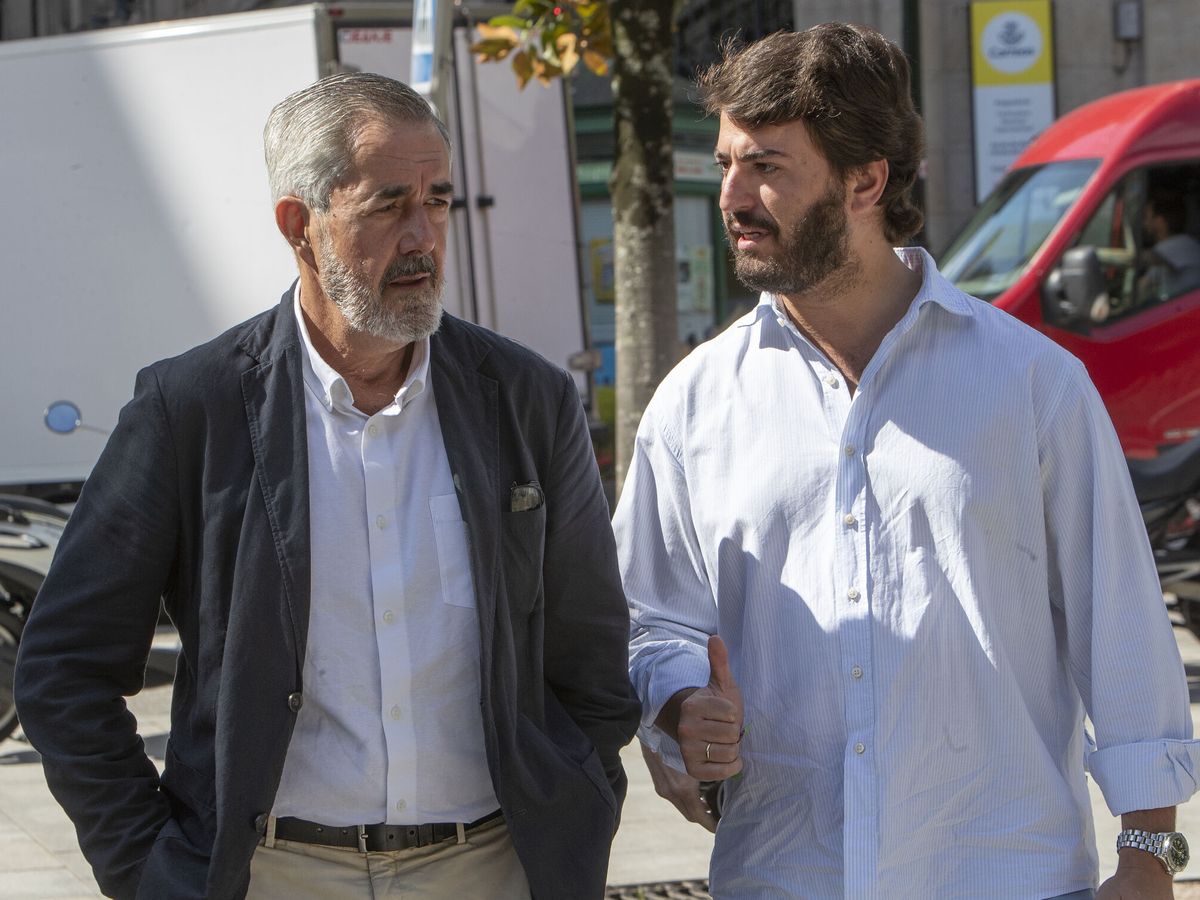 Foto: El vicepresidente de Castilla y León, Juan García-Gallardo (d), junto al candidato de Vox en Galicia, Álvaro Díaz-Mella. (EFE/Salvador Sas)