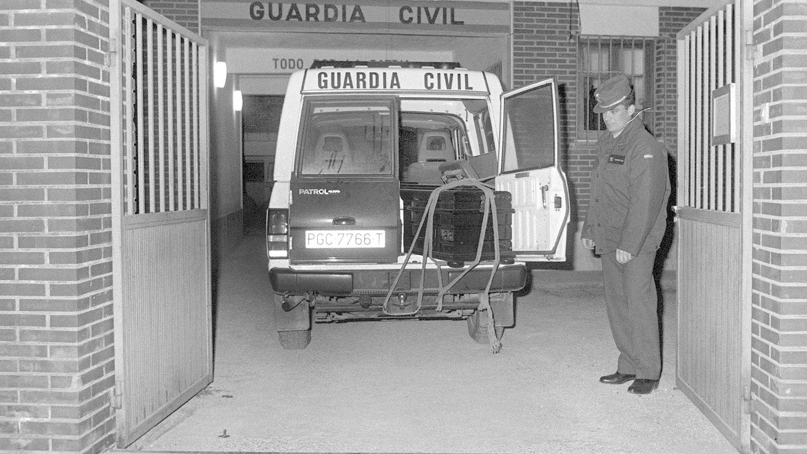 Foto: En la imagen, de archivo del 27 01 1993, un vehículo de la Guardia Civil de Llombay transporta los féretros de las tres niñas de Alcàsser. (EFE)