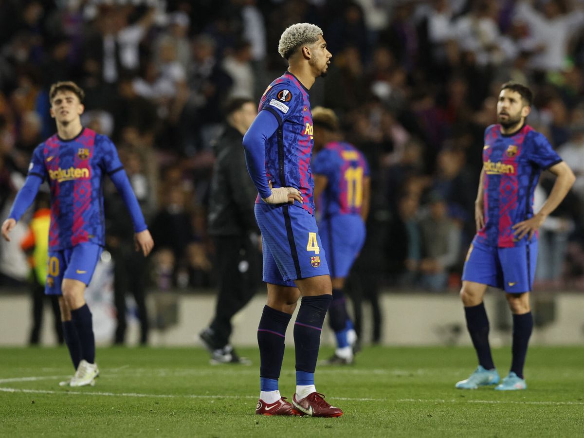 Foto: Los jugadores del Barça se lamentan tras caer eliminados. (Reuters/Albert Gea)
