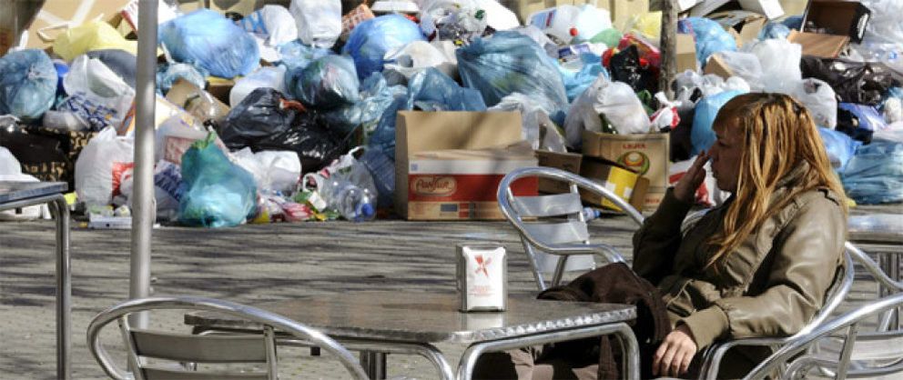 Foto: Algo huele a podrido en Sevilla: la huelga de basura hunde la marca España