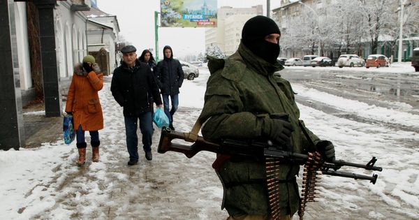 Foto: Un enmascarado armado con una ametralladora bloquea una calle en el centro de Luhansk, el 22 de noviembre de 2017. (Reuters)