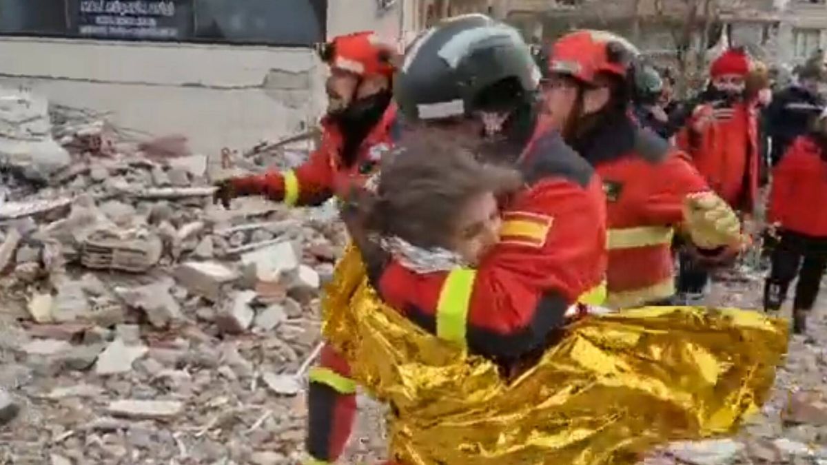 Un emocionante rescate de la UME: sacan bajo los escombros a dos niños y a su madre cuatro días después del terremoto