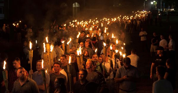 Foto: Supremacistas blancos, en la marcha en Charlottesville del pasado viernes. (Reuters)