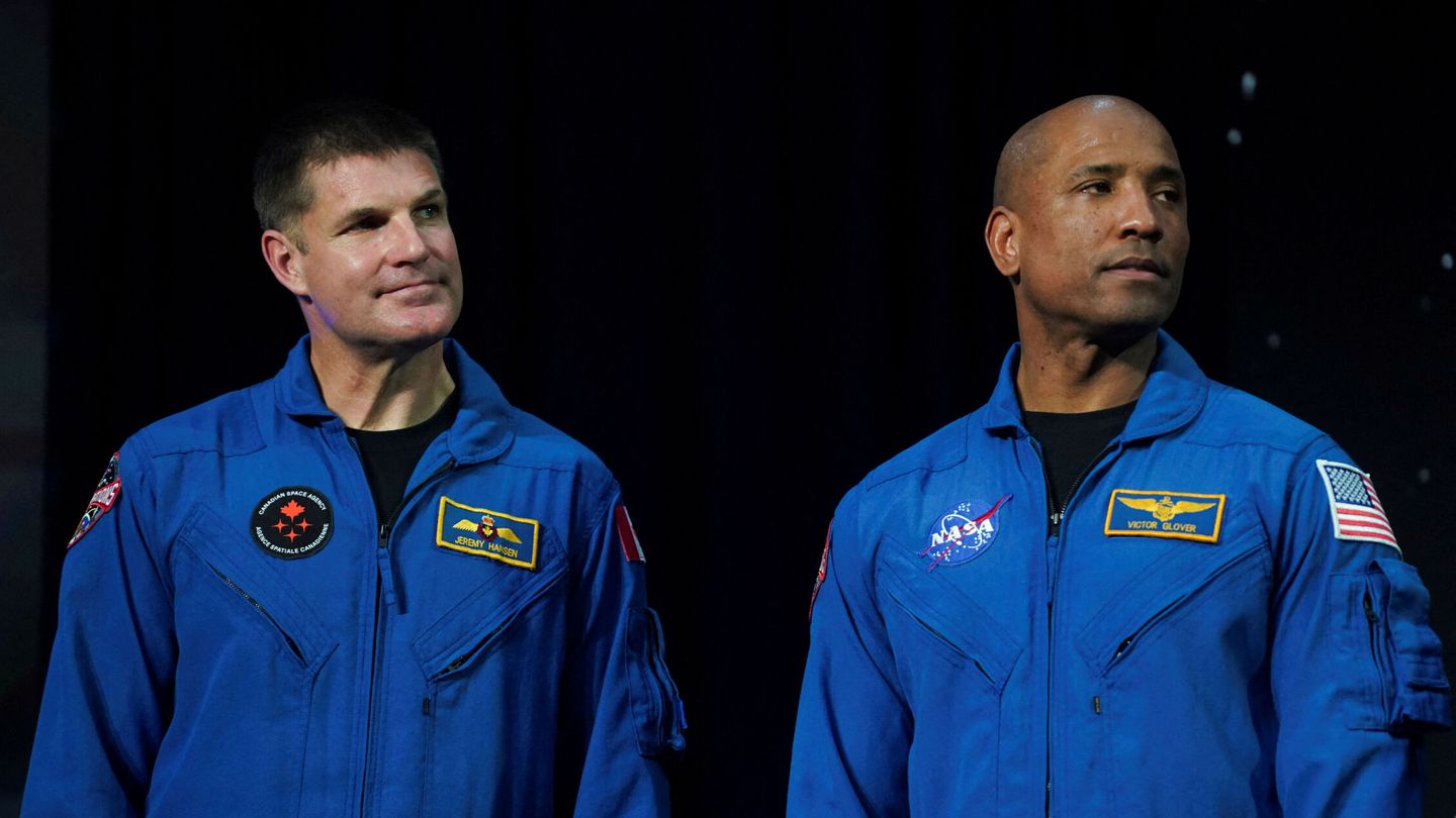 Dos de los nuevos astronautas. (Reuters)