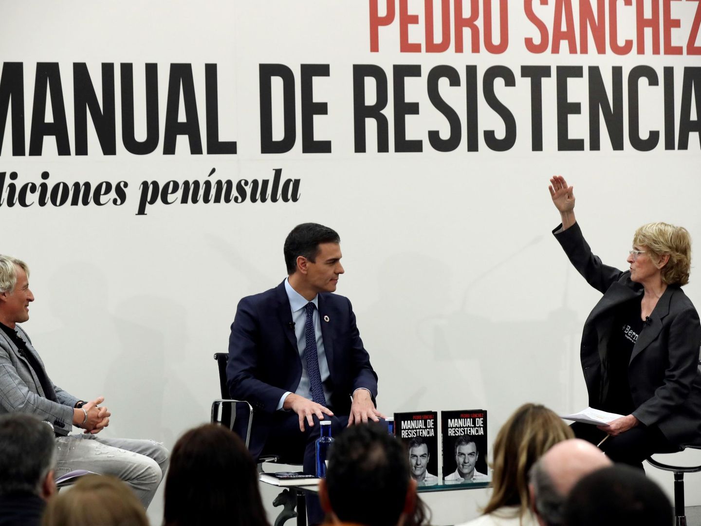 Pedro Sánchez junto a Jesús Calleja y Mercedes Milá, durante la presentación de su libro 'Manuel de resistencia'. (EFE)