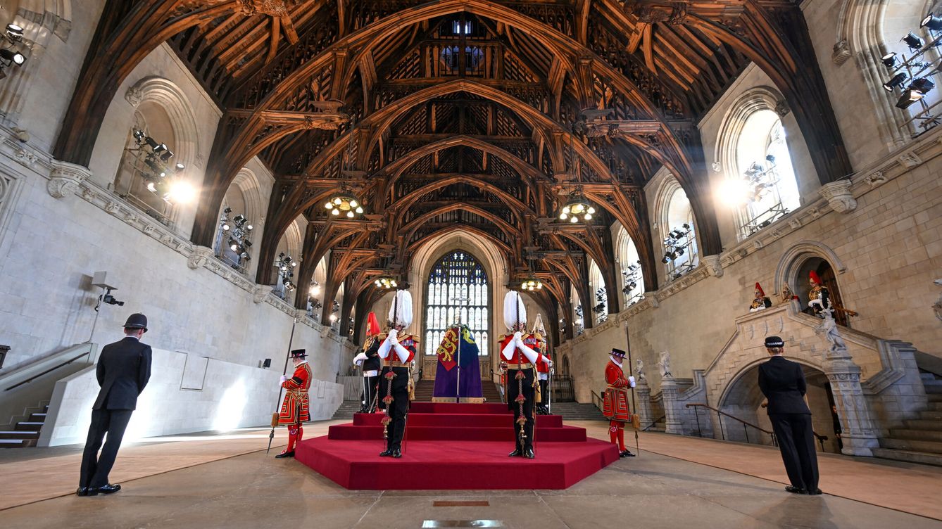 Foto: El féretro de la reina Isabel II en Westminster Hall. (Reuters/Parlamento del Reino Unido/Jessica Taylor)