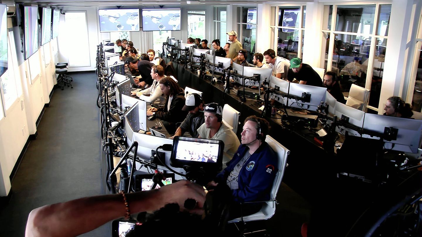 Boca Chica (United States), 20 04 2023.- A frame grab from a handout livestream video released by SpaceX showing Elon Musk (C, front) in the command center during the launch of inaugural test flight of Starship on the second attempt at the SpaceX launch facility in Boca Chica, Texas, USA, 20 April 2023. The initial launch attempt was scrubbed on 17 April, due to a stuck valve. (Estados Unidos) EFE EPA SPACEX HANDOUT HANDOUT EDITORIAL USE ONLY NO SALES 