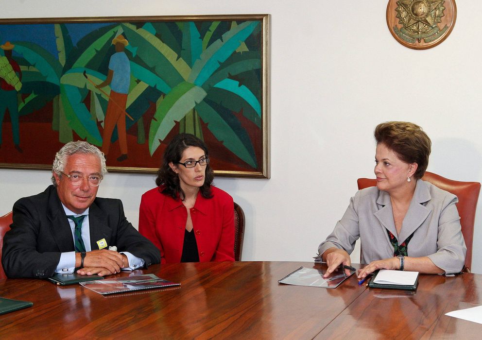Foto: Fotografía de archivo del presidente de Isolux, Luis Delso, en una reunión con la mandataria brasileña, Dilma Rousseff (d). (EFE)