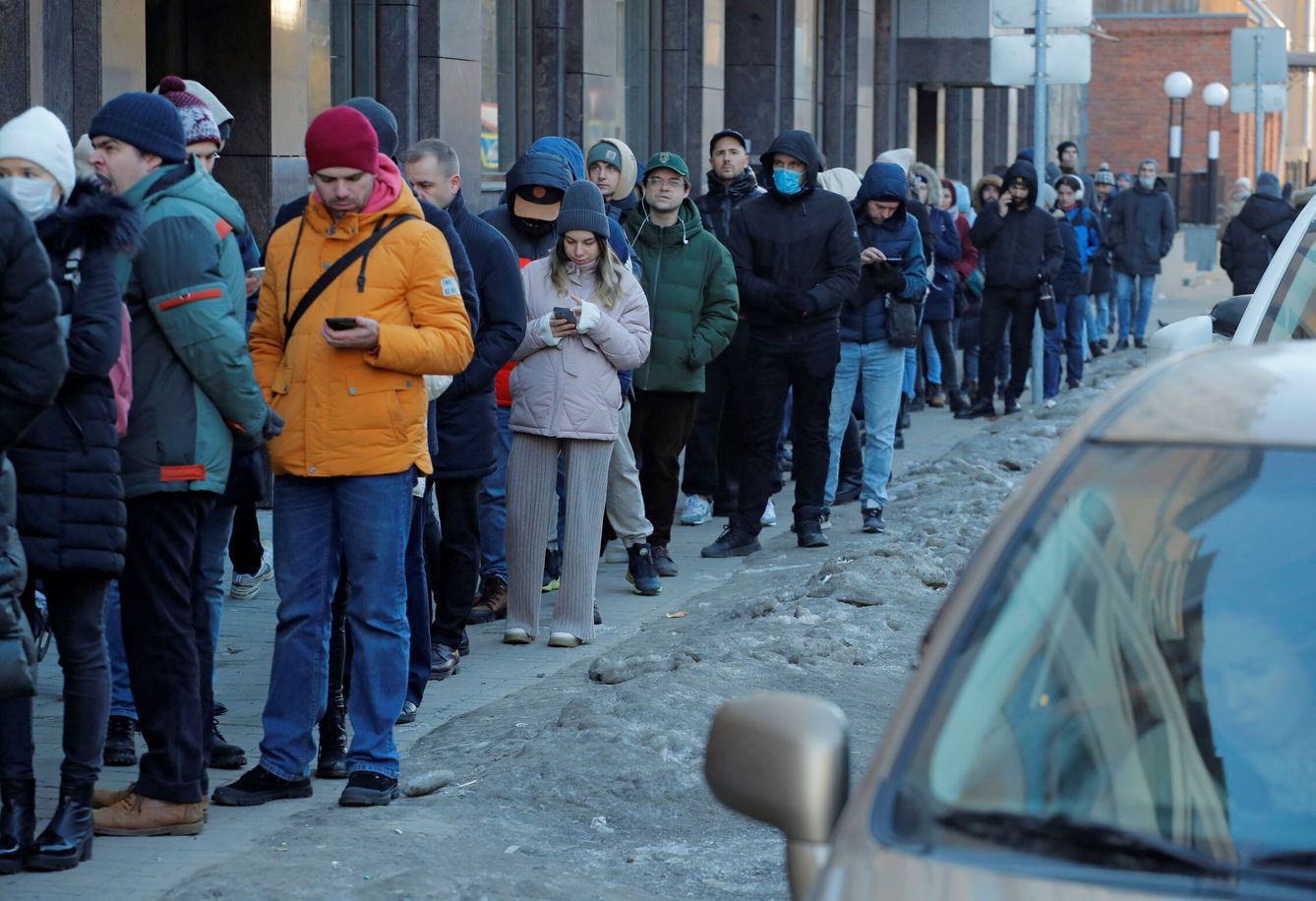 Colas para usar un cajero automático en San Petersburgo. (Reuters/Anton Vaganov)