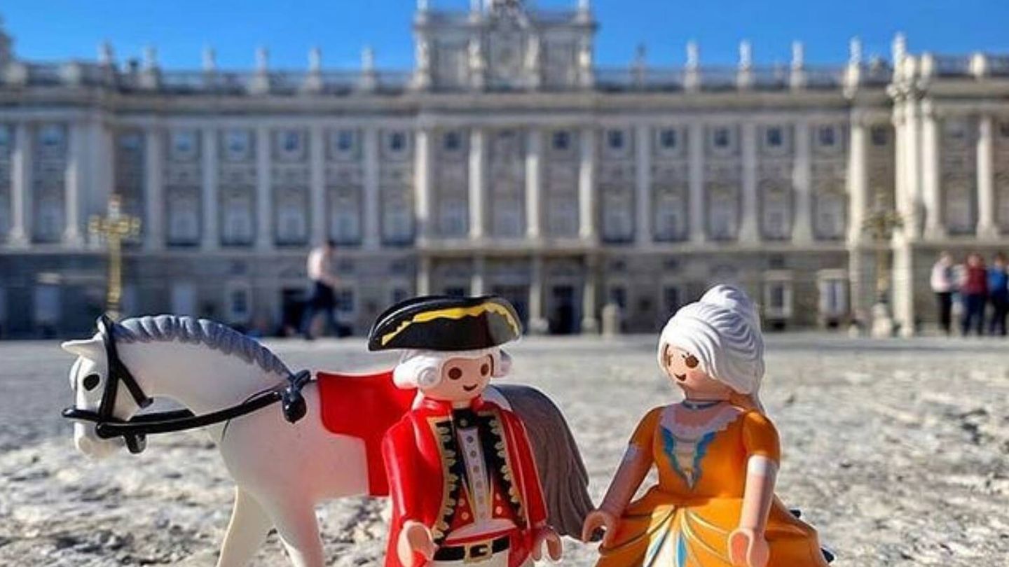 Divertida imagen de dos Playmobil en el Palacio Real de Madrid. (Cortesía/Patrimonio Nacional)