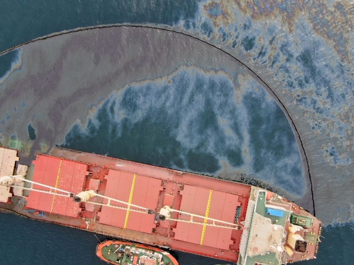 Foto: El vertido de fueloil del buque varado en Gibraltar. (EFE/Gobierno de Gibraltar)