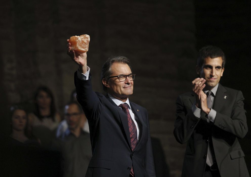 Foto: El presidente de la Generalitat, Artur Mas, con la llama del Canigo, en Cardona. (Efe)