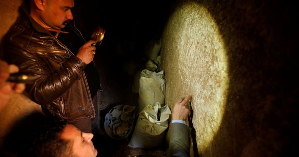 Foto: El arqueólogo Musab Mohammed Jassim muestra algunas piezas encontradas en una red de túneles bajo la mezquita del Profeta Jonás en el este de Mosul, el 9 de marzo de 2017. (Reuters)