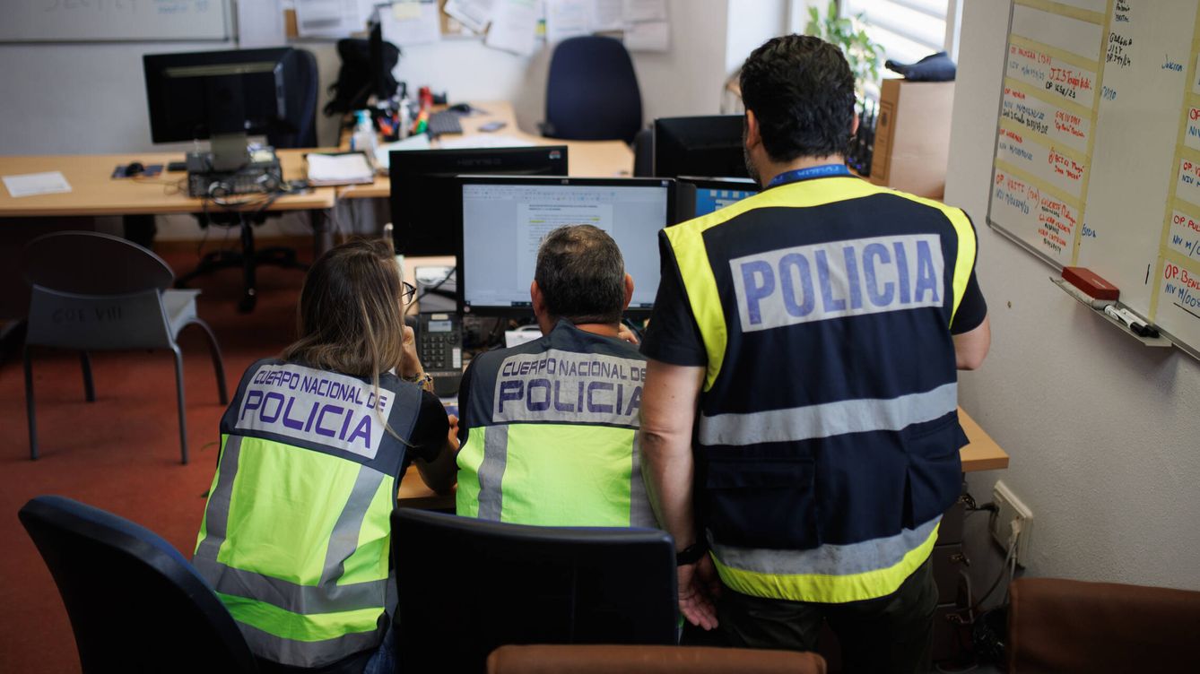 Foto: Tres policías de uno de los grupos de investigación contra la trata, en las instalaciones de la Brigada Provincial de Extranjería de Madrid. (A. M. V.)