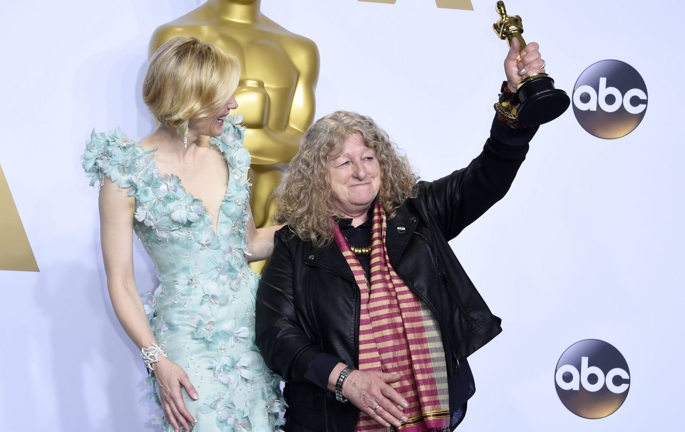Jenny Beavan con el Oscar el mejor vestuario (Reuters)