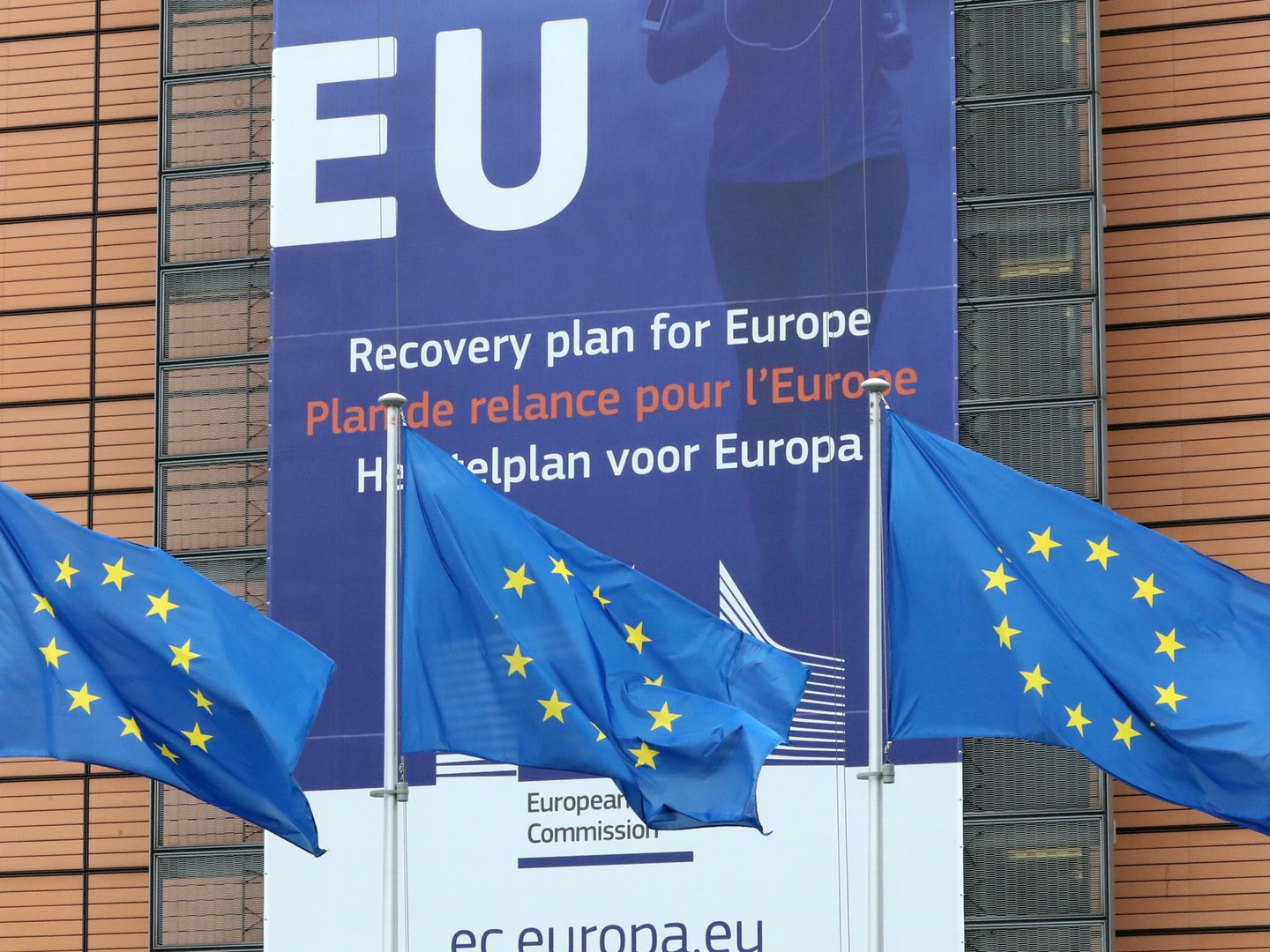 Banderas europeas frente a la sede de la Comisión Europea. (Reuters)