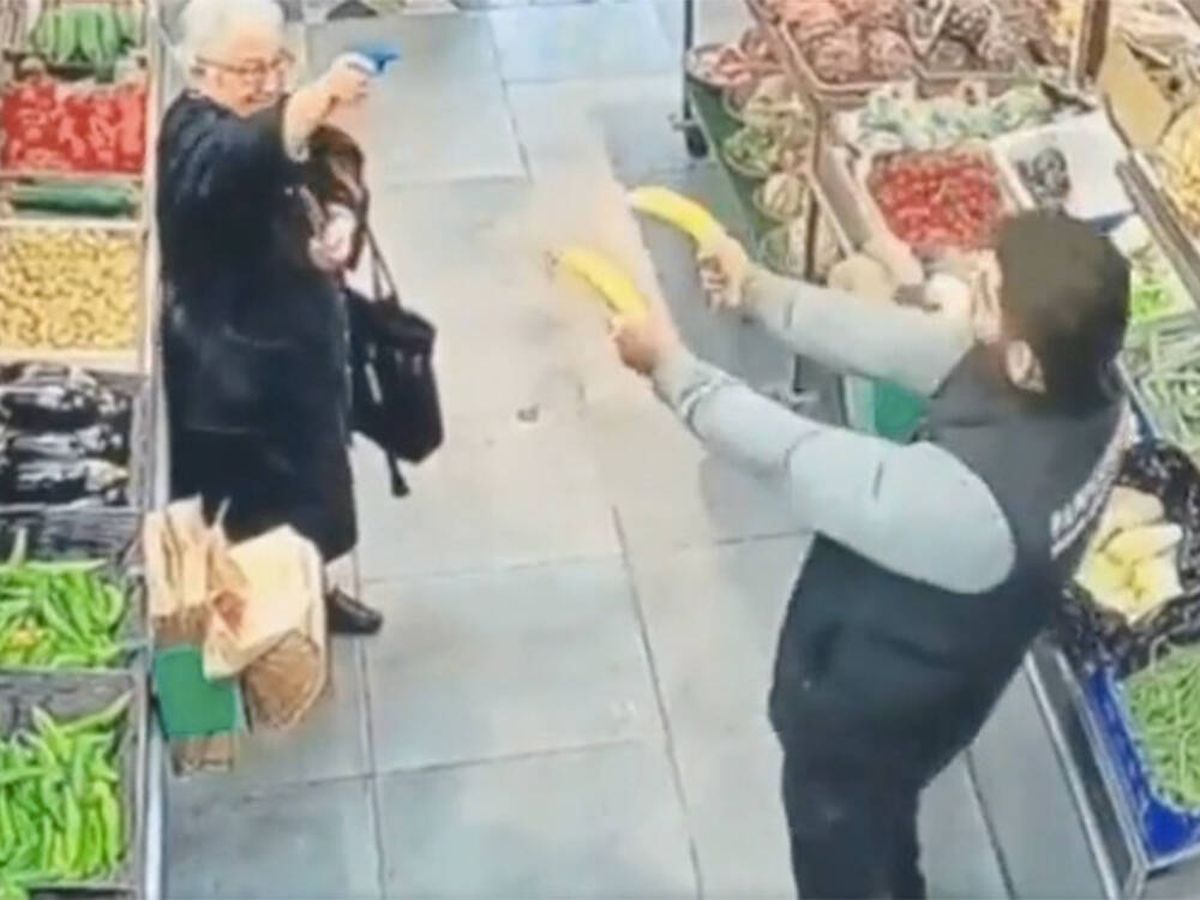 Foto: El tierno "duelo" entre una abuelita y un reponedor de frutas se hace viral en Twitter (@idososfzdmerda)