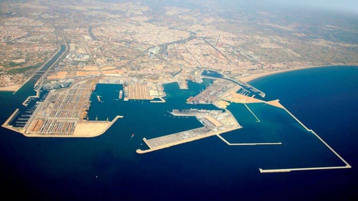 El puerto de Valencia. A la derecha, abajo, los diques de abrigo de la ampliación norte, todavía sin colmatar. (Valenciaport)