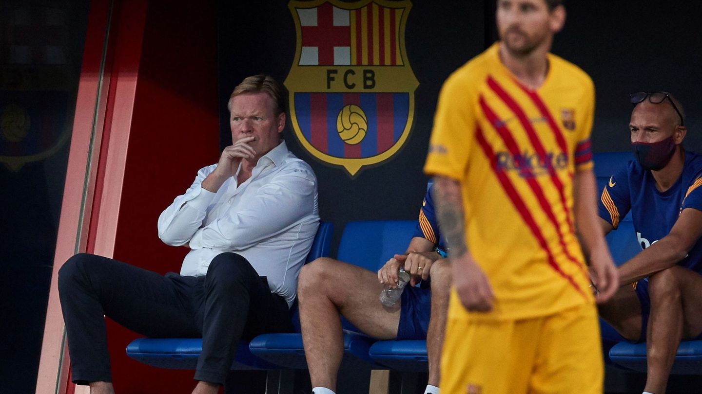 Ronald Koeman, con Messi en primer plano, durante el partido de pretemporada contra el Nástic de Tarragona. (EFE)