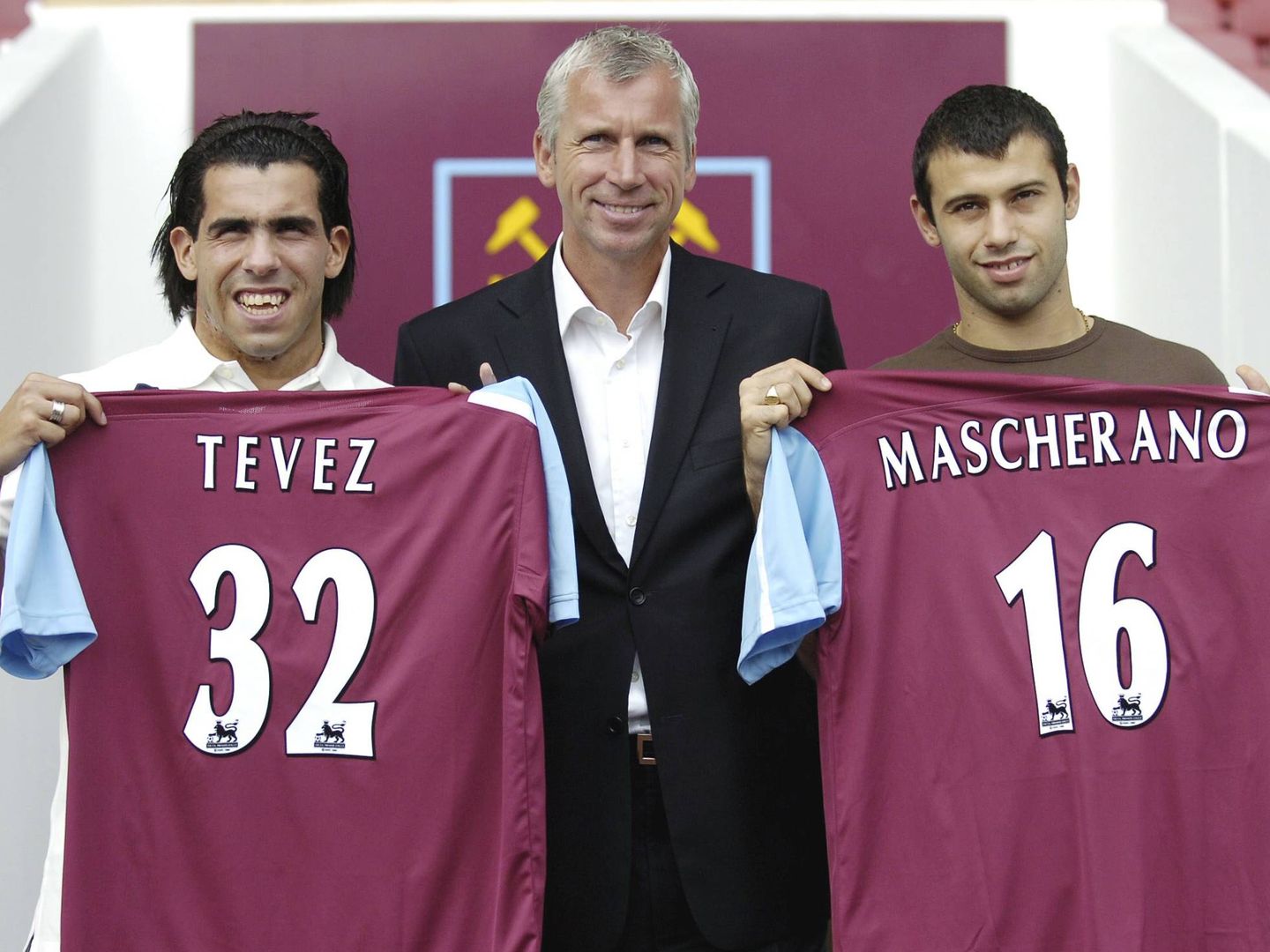 Carlos Tévez y Javier Mascherano en su presentación como jugadores del West Ham en el verano de 2006. (Action Images)