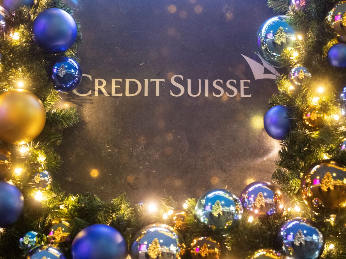 Foto: Decoración navideña en la sede de Credit Suisse. (Reuters/Arnd Wiegmann)