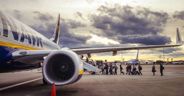 Foto: Un conjunto de pasajeros sube a un avión de la compañía Ryanair. (iStock)