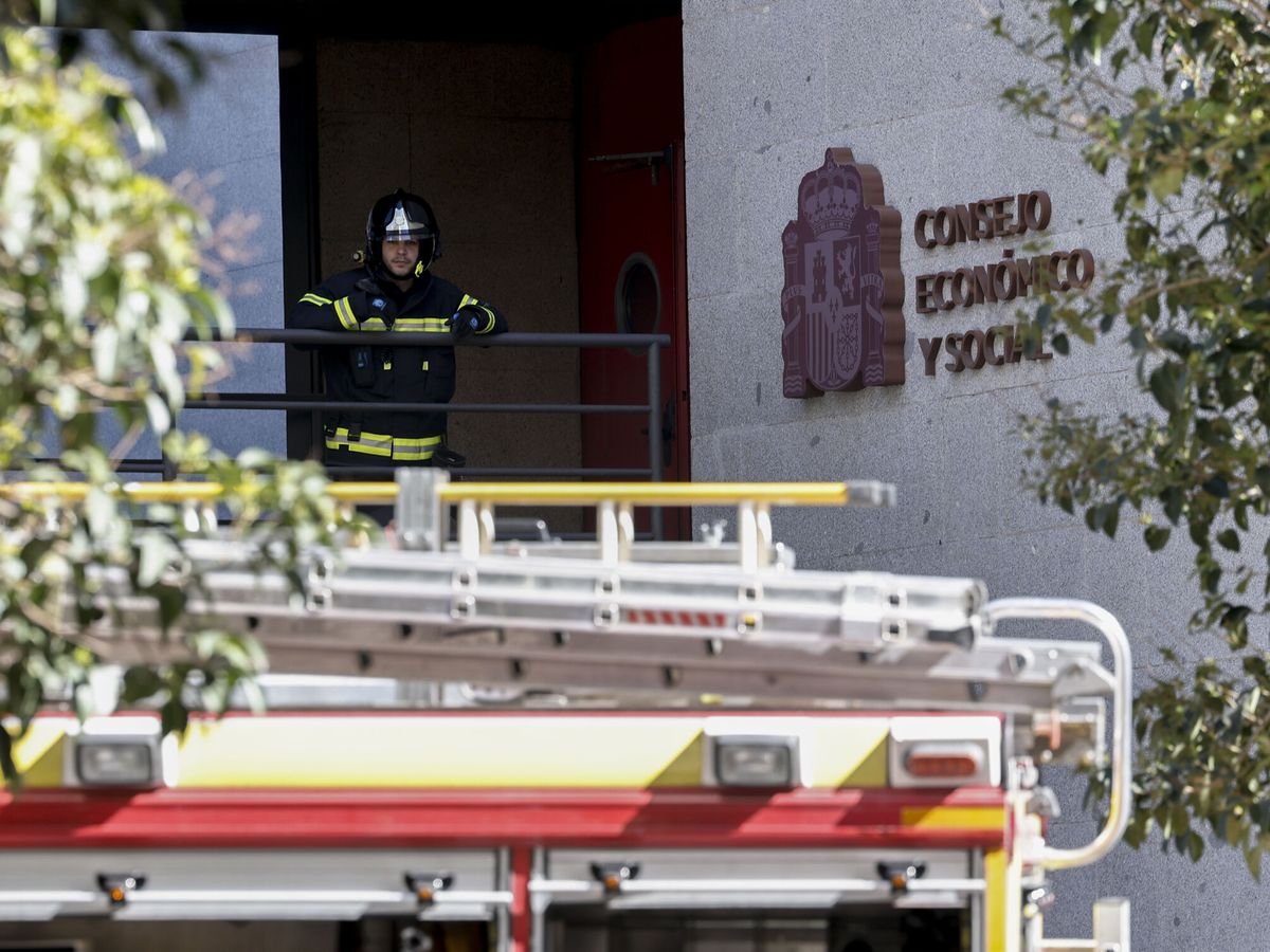 Foto: Un bombero en la sede del CES en Madrid. (EFE/Sergio Pérez)