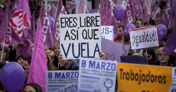 Foto: Miles de mujeres salen a las calles de Madrid en la manifestación del 8-M. (EFE)