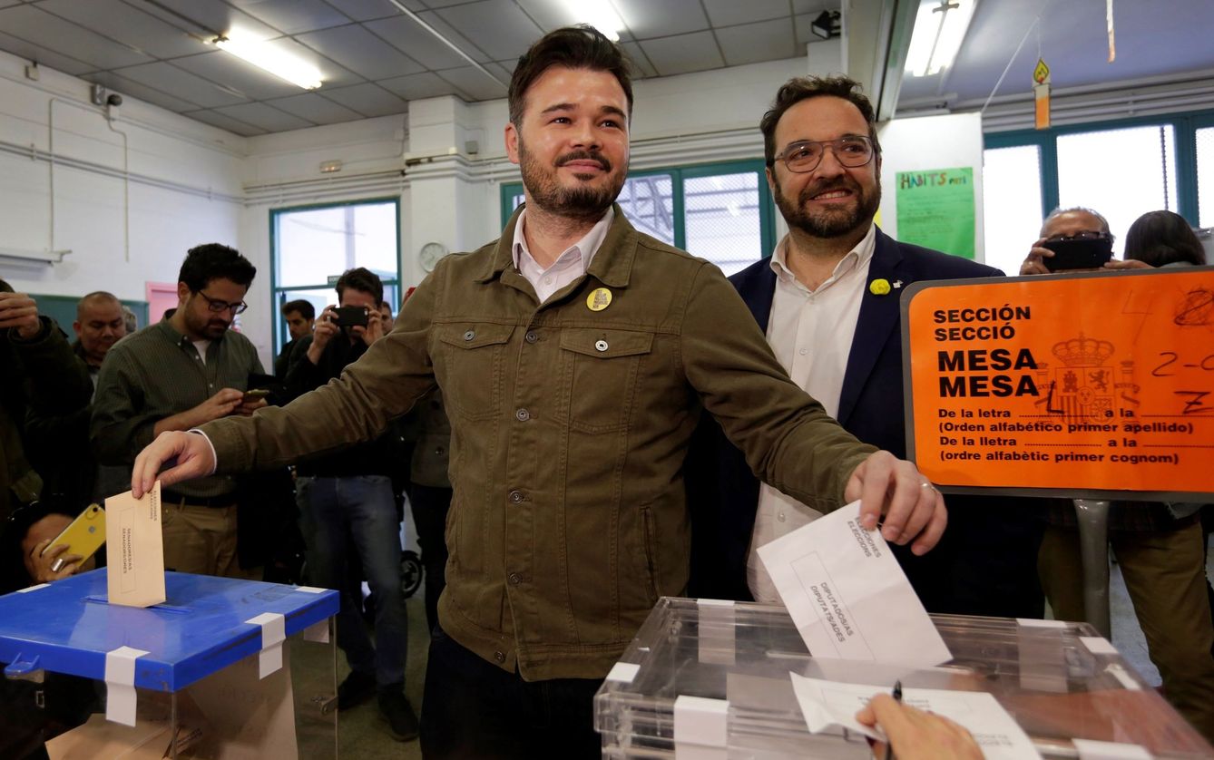 El candidato de ERC al Congreso Gabriel Rufián votando en Sabadell. (EFE)
