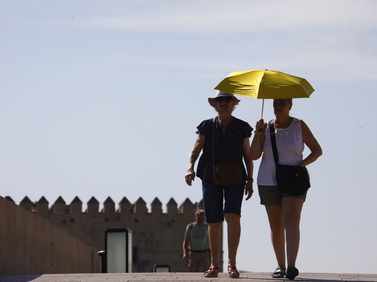 Foto: Unos turistas se protegen del sol en Córdoba. (EFE/Salas)