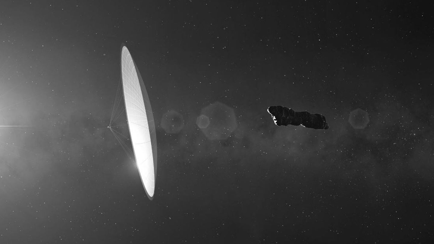 Representación artística de Oumuamua como una vela solar. (EFE)
