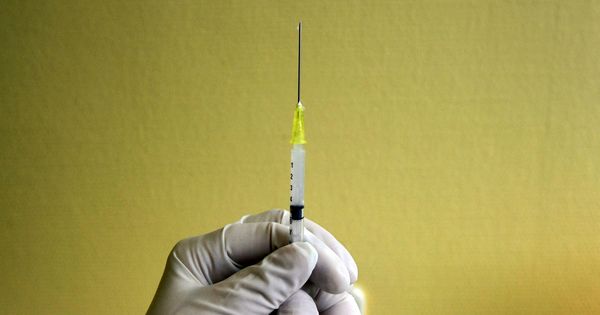 Foto: Una enfermera prepara una vacuna contra el virus H1N1 en Budapest, 2009 (Reuters)