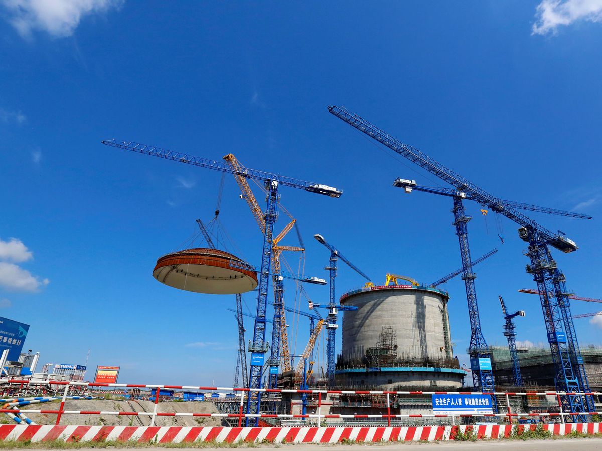 Foto: Montaje de una cúpula sobre el reactor nuclear Hualong One. (Reuters)