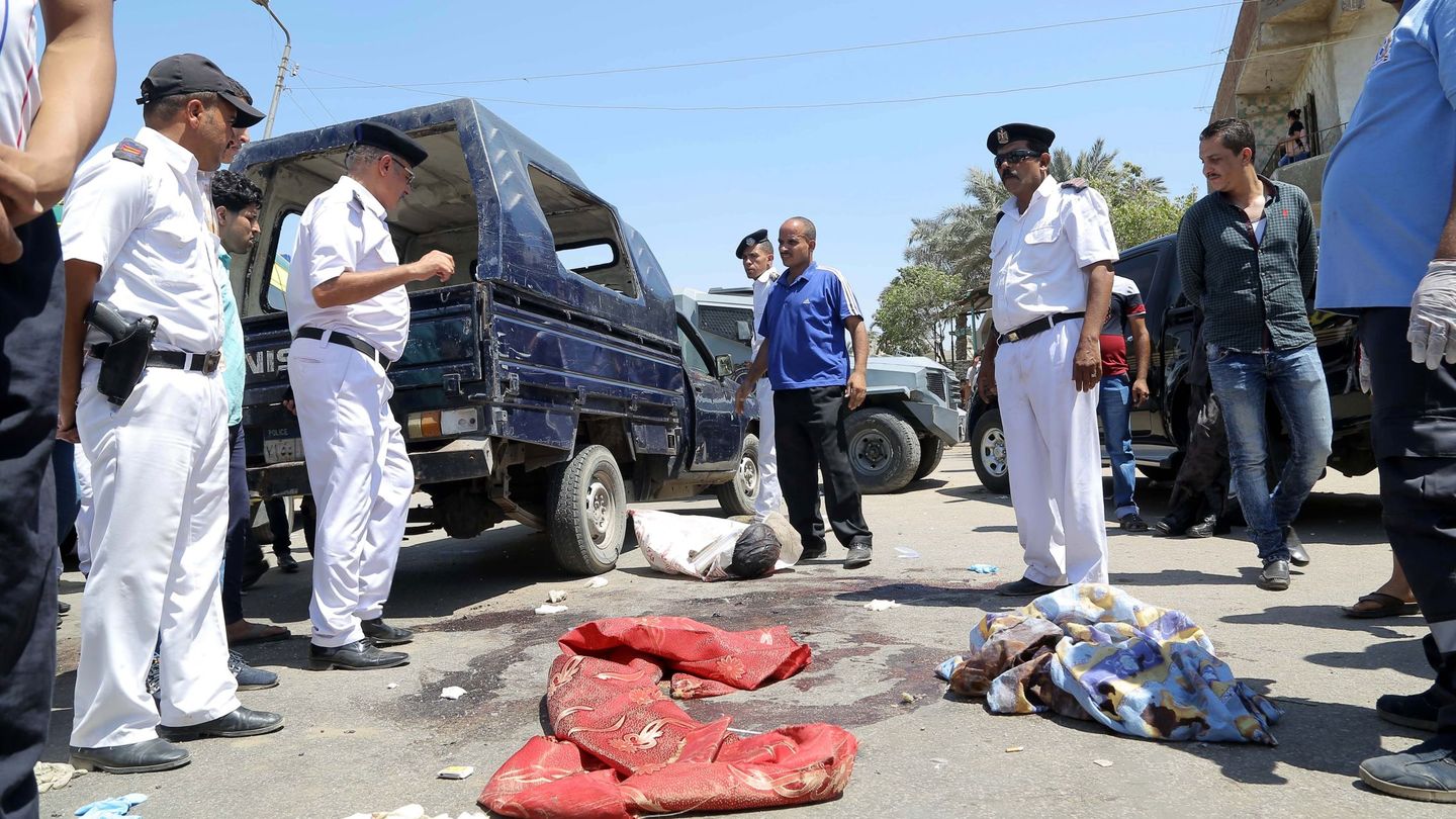 Varios policías inspeccionan la escena de un ataque terrorista en Al Badrashín. (EFE)