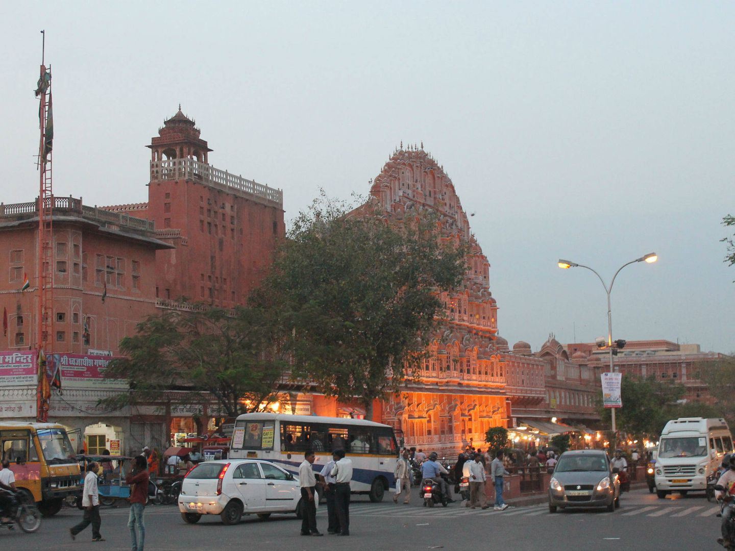  Hawa Mahal y bazar de Sireh Deodhi (© DRONAH)