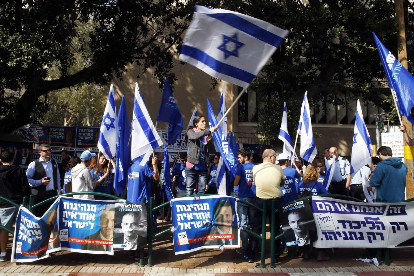 Israelíes a las puertas de un colegio electoral en Tel Aviv (Reuters).